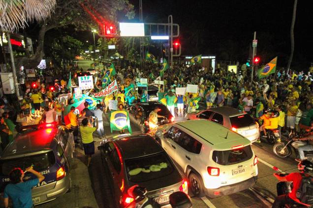 Manifestantes mostram faixas em protesto contra o ex-presidente Lula, na Avenida Boa Viagem em Recife Manifestantes mostram faixas em protesto contra o ex-presidente Lula, na Avenida Boa Viagem em Recife