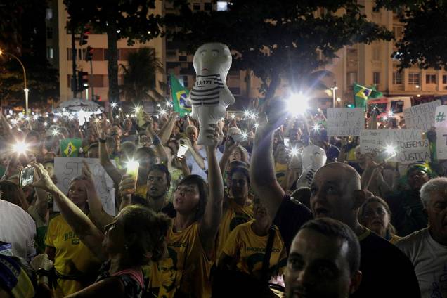 Manifestantes protestam contra o ex-presidente Lula na praia de Copacabana, no Rio de Janeiro - 03/04/2018 Manifestantes protestam contra o ex-presidente Lula na praia de Copacabana, no Rio de Janeiro - 03/04/2018