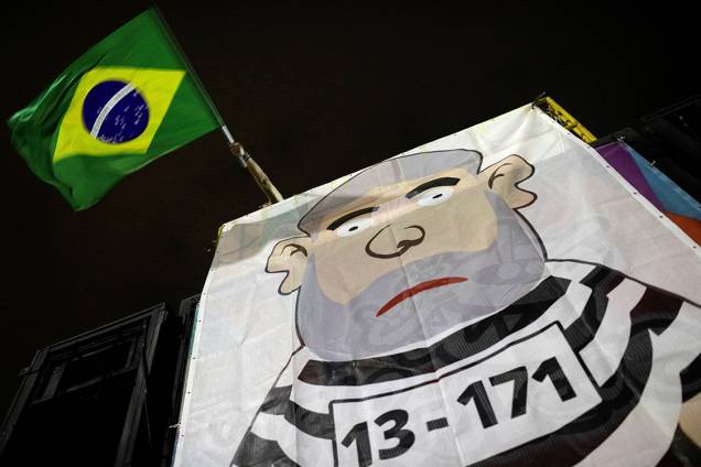 Carro de som com a figura de um pixuleco durante protesto contra o ex-presidente Lula, na praia de Copacabana, no Rio Carro de som com a figura de um pixuleco durante protesto contra o ex-presidente Lula, na praia de Copacabana, no Rio