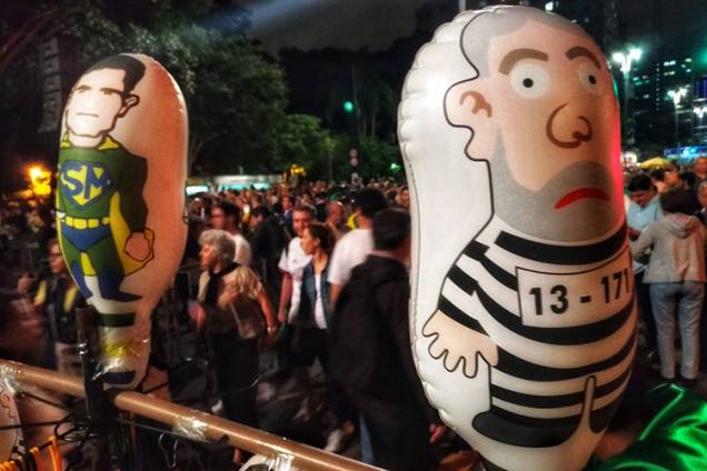 Manifestantes protestam contra o ex-presidente Lula, na Avenida Paulista em São Paulo - 03/04/2018 Manifestantes protestam contra o ex-presidente Lula, na Avenida Paulista em São Paulo - 03/04/2018