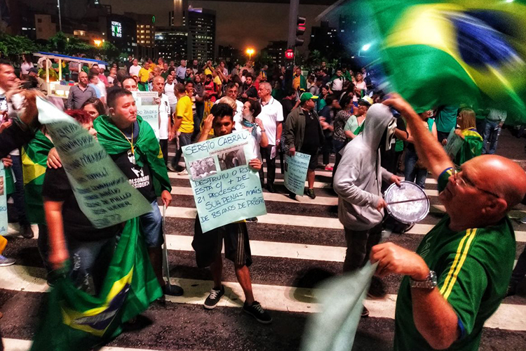 Manifestantes protestam contra o ex-presidente Lula, na Avenida Paulista em São Paulo - 03/04/2018