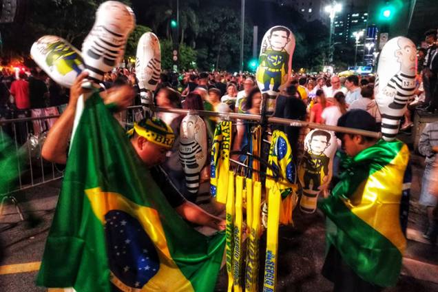 Manifestantes protestam contra o ex-presidente Lula, na Avenida Paulista em São Paulo - 03/04/2018 Manifestantes protestam contra o ex-presidente Lula, na Avenida Paulista em São Paulo - 03/04/2018