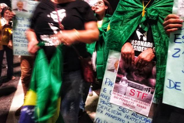 Manifestantes protestam contra o ex-presidente Lula, na Avenida Paulista em São Paulo - 03/04/2018 Manifestantes protestam contra o ex-presidente Lula, na Avenida Paulista em São Paulo - 03/04/2018