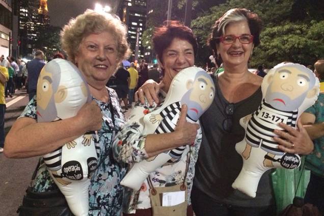 Maria de Lourdes Chiavone, 68, arte-educadora; Angela Cosac, 66, psicóloga; Laís Ferreira, 64, médica, protestam a favor da prisão do ex-presidente Luis Inácio Lula da Silva, na Avenida Paulista em São Paulo - 03/04/2018 Maria de Lourdes Chiavone, 68, arte-educadora; Angela Cosac, 66, psicóloga; Laís Ferreira, 64, médica, protestam a favor da prisão do ex-presidente Luis Inácio Lula da Silva, na Avenida Paulista em São Paulo - 03/04/2018