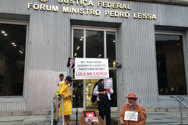 Manifestantes protestam contra o ex-presidente Lula, na Avenida Paulista em São Paulo - 03/04/2018 Manifestantes protestam contra o ex-presidente Lula, na Avenida Paulista em São Paulo - 03/04/2018