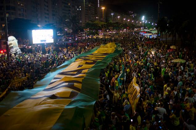 Manifestantes protestam contra o ex-presidente Lula na praia de Copacabana, no Rio de Janeiro - 03/04/2018 Manifestantes protestam contra o ex-presidente Lula na praia de Copacabana, no Rio de Janeiro - 03/04/2018
