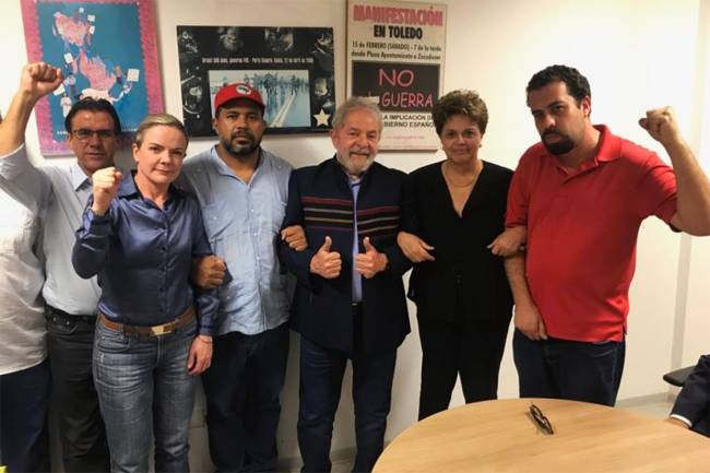 O ex-presidente Lula posa ao lado de Dilma Rousseff, Guilherme Boulos, e Gleisi Hoffmann, após ter sua prisão decretada, em São Bernardo do Campo