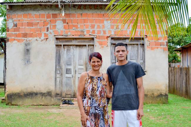 Vanuzia Damasceno e Agleuson da Silva, mãe e irmão de Gleici Damasceno, participante do 'BBB 18'