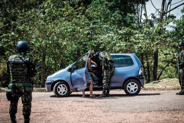 Vistoria - Militares do Exército revistam carro na estrada que conecta Boa Vista a Manaus para coibir a entrada de armas Vistoria - Militares do Exército revistam carro na estrada que conecta Boa Vista a Manaus para coibir a entrada de armas