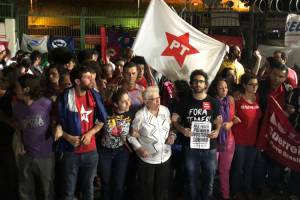 Militantes fazem corrente humana para impedir a entrada do ex-presidente no Aeroporto de Congonhas