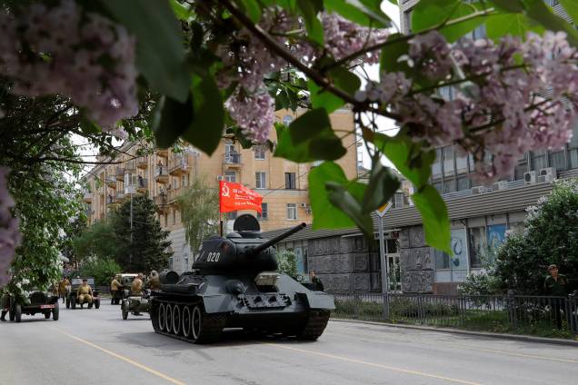 Tanque T-34 das forças soviéticas participa de marcha em comemoração do 73º aniversário da vitória russa contra o Nazismo na Segunda Guerra em Rostov-on-Don - 09/05/2018 Tanque T-34 das forças soviéticas participa de marcha em comemoração do 73º aniversário da vitória russa contra o Nazismo na Segunda Guerra em Rostov-on-Don - 09/05/2018