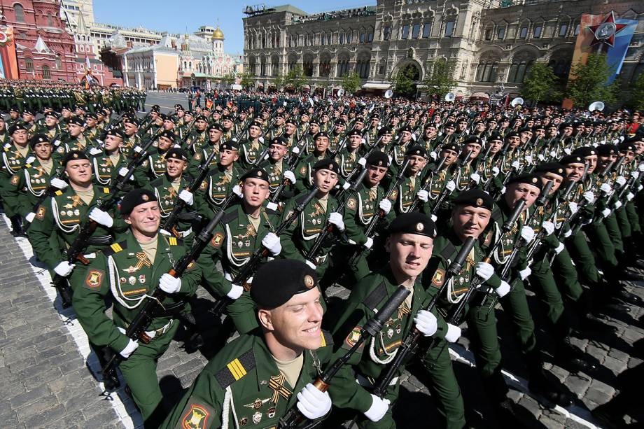 Militares russos marcham durante comemoração do 73º aniversário da vitória russa contra o Nazismo na Segunda Guerra em Rostov-on-Don - 09/05/2018