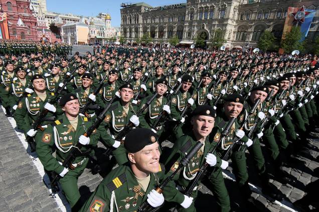 Militares russos marcham durante comemoração do 73º aniversário da vitória russa contra o Nazismo na Segunda Guerra em Rostov-on-Don - 09/05/2018 Militares russos marcham durante comemoração do 73º aniversário da vitória russa contra o Nazismo na Segunda Guerra em Rostov-on-Don - 09/05/2018