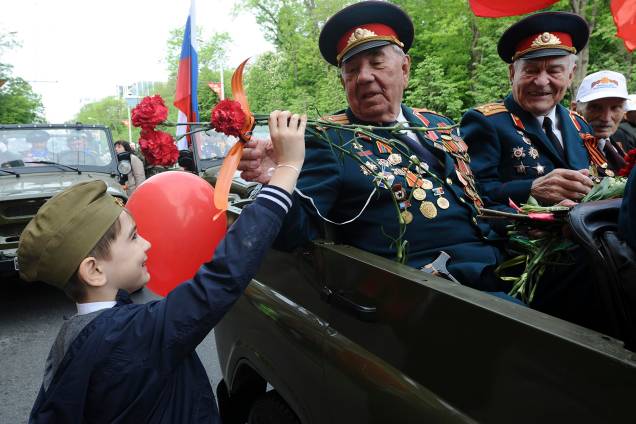Menino presenteia com flores veterano de guerra durante comemoração do 73º aniversário da vitória russa contra o Nazismo na Segunda Guerra em Rostov-on-Don - 09/05/2018 Menino presenteia com flores veterano de guerra durante comemoração do 73º aniversário da vitória russa contra o Nazismo na Segunda Guerra em Rostov-on-Don - 09/05/2018