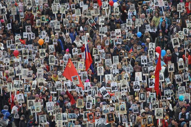 Pessoas carregam fotos dos soldados que participaram do Regimento Imortal em comemoração do 73º aniversário da vitória russa contra o Nazismo na Segunda Guerra em Rostov-on-Don - 09/05/2018 Pessoas carregam fotos dos soldados que participaram do Regimento Imortal em comemoração do 73º aniversário da vitória russa contra o Nazismo na Segunda Guerra em Rostov-on-Don - 09/05/2018