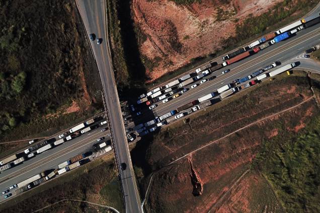 Vista aérea mostra a rodovia BR-262, em Juatuba (MG), bloqueia por caminhões durante greve, em protesto contra o aumento do preço dos combustíveis - 23/05/2018 Vista aérea mostra a rodovia BR-262, em Juatuba (MG), bloqueia por caminhões durante greve, em protesto contra o aumento do preço dos combustíveis - 23/05/2018