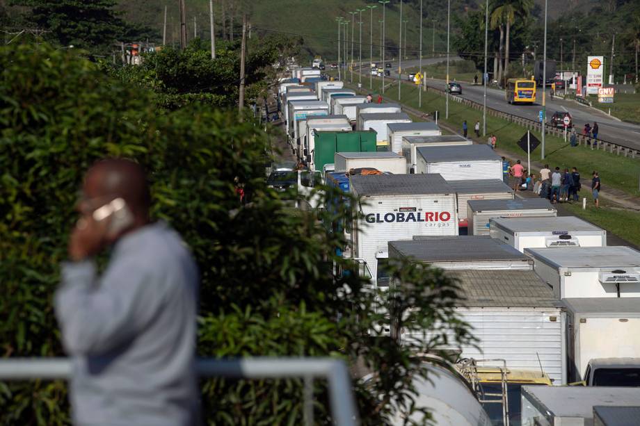 Caminhoneiros bloqueiam a BR-116, próximo da cidade de Magé (RJ), durante greve em protesto contra o aumento do preço dos combustíveis - 23/05/2018