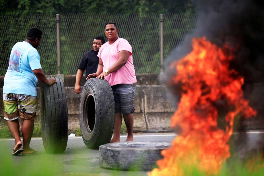 Caminhoneiros bloqueiam a BR-324, em Simões Filho (BA) - 23/05/2018