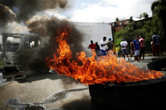 Caminhoneiros bloqueiam a BR-324, em Simões Filho (BA), durante greve em protesto contra o aumento do preço dos combustíveis - 23/05/2018 Caminhoneiros bloqueiam a BR-324, em Simões Filho (BA), durante greve em protesto contra o aumento do preço dos combustíveis - 23/05/2018