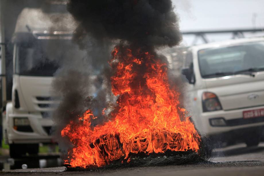 Caminhoneiros bloqueiam a BR-324, em Simões Filho (BA), durante greve em protesto contra o aumento do preço dos combustíveis - 23/05/2018