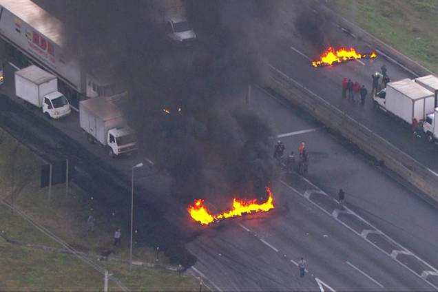 Caminhoneiros bloqueiam a rodovia Régis Bittencourt, em Embu das Artes (SP), no km 279 - 23/05/2018 Caminhoneiros bloqueiam a rodovia Régis Bittencourt, em Embu das Artes (SP), no km 279 - 23/05/2018