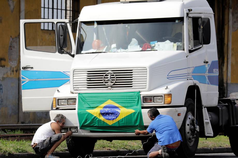 Caminhoneiros bloqueiam estradas próximas ao Porto de Santos - 23/05/2018