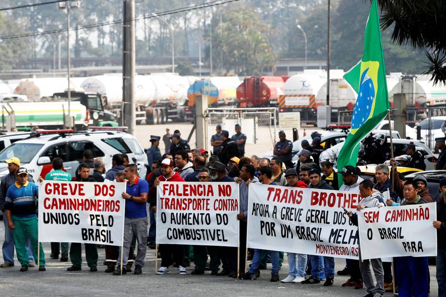 Caminhoneiros bloqueiam a entrada principal da Transpetro, em Barueri (SP) - 23/05/2018