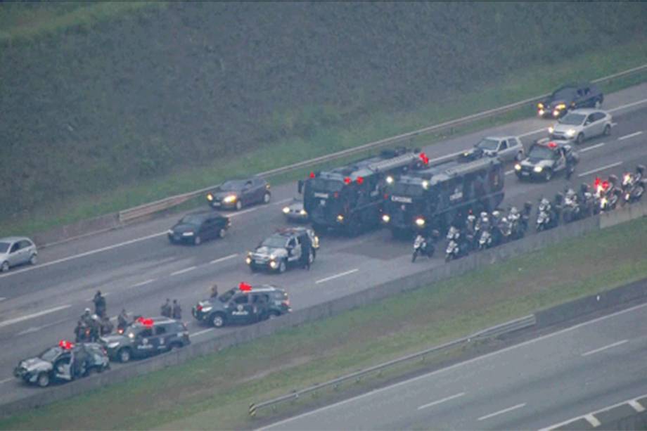 Viaturas do Choque da Polícia Militar são vistos na rodovia Régis Bittencourt durante sexto dia de paralisação dos caminhoneiros - 26/05/2018