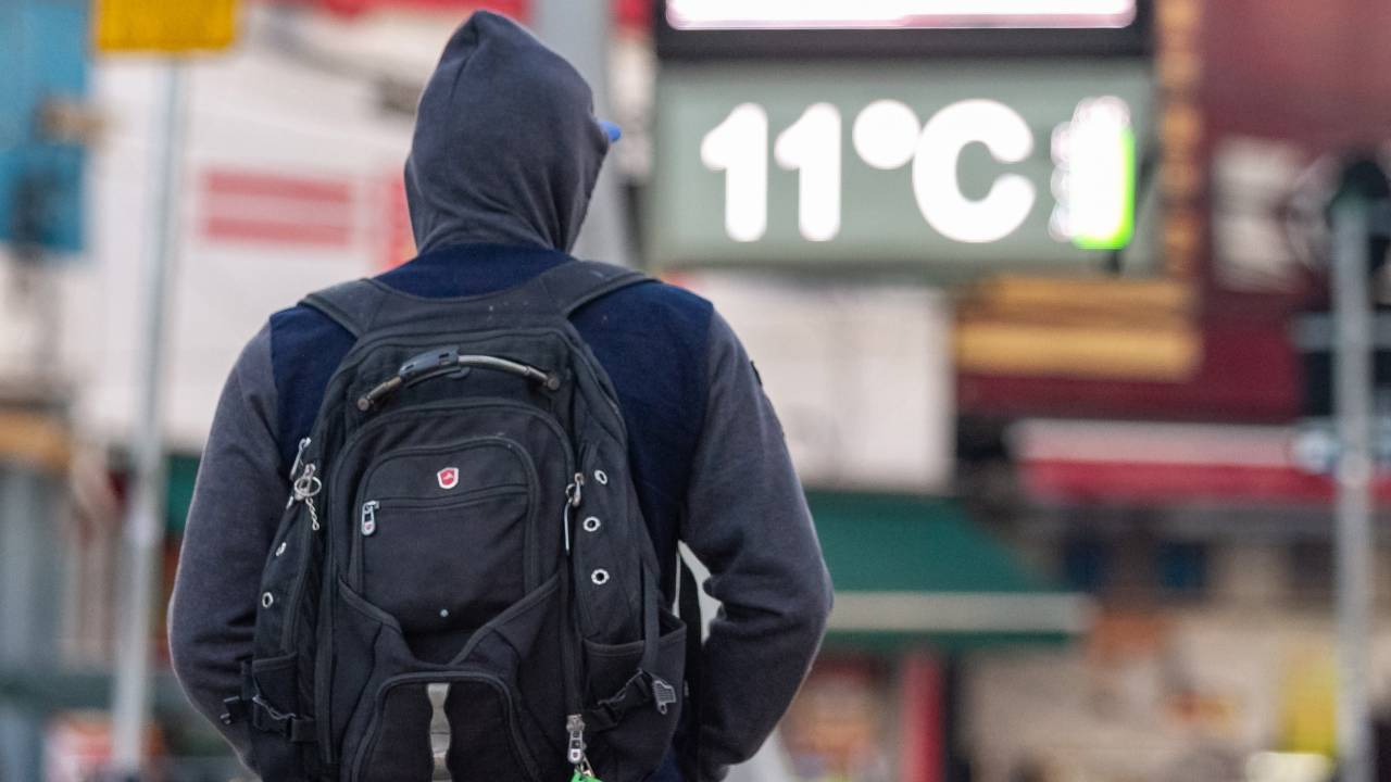 Com termômetro na casa de 11º C, pedestre enfrenta frio na Avenida Faria Lima, em Pinheiros, Zona Oeste de São Paulo - 21/05/2018