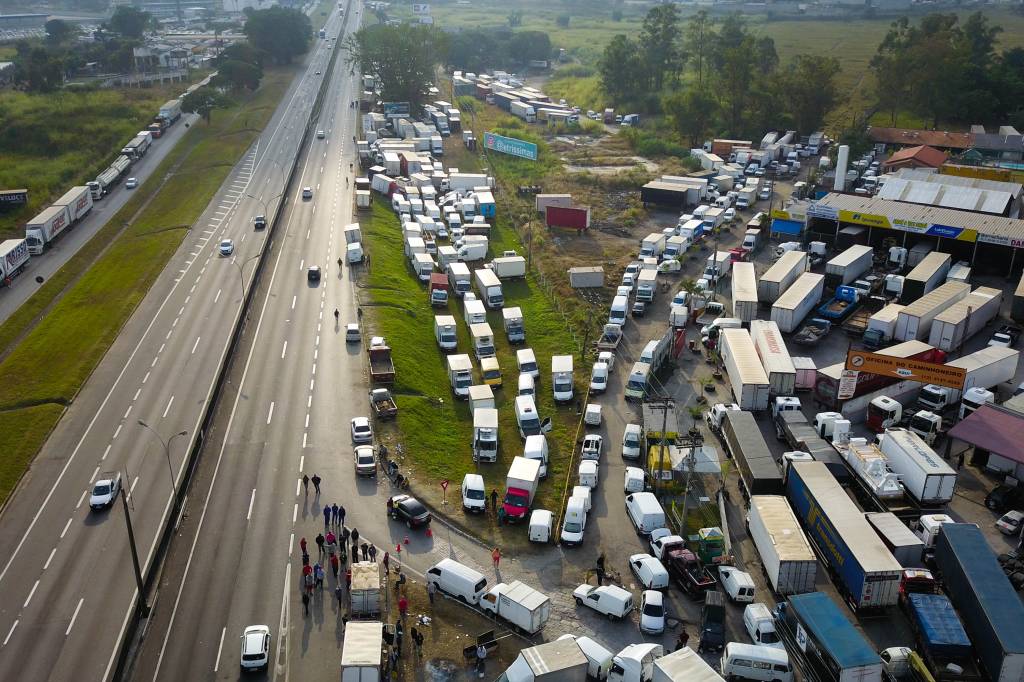 Associação pede que caminhoneiros desbloqueiem rodovias