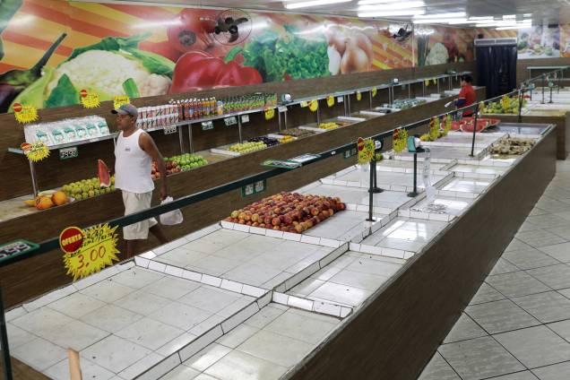 Supermercado com falta de itens para reposição nas prateleiras no Rio de Janeiro - 28/05/2018 Supermercado com falta de itens para reposição nas prateleiras no Rio de Janeiro - 28/05/2018