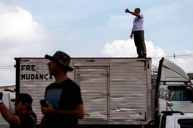 Caminhoneiros bloqueiam a rodovia BR-040, na altura da cidade de Duque de Caxias (RJ) - 24/05/2018 Caminhoneiros bloqueiam a rodovia BR-040, na altura da cidade de Duque de Caxias (RJ) - 24/05/2018