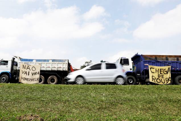 Caminhoneiros bloqueiam a Rodovia dos Imigrantes, em São Paulo (SP), durante o quarto dia de greve - 24/05/2018 Caminhoneiros bloqueiam a Rodovia dos Imigrantes, em São Paulo (SP), durante o quarto dia de greve - 24/05/2018