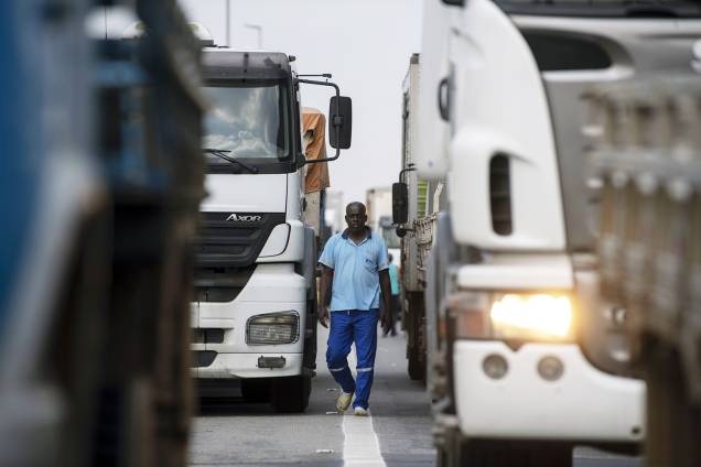 Caminhoneiros bloqueiam a Rodovia Washington Luís, na altura do município de Duque de Caixas (RJ) - 24/05/2018 Caminhoneiros bloqueiam a Rodovia Washington Luís, na altura do município de Duque de Caixas (RJ) - 24/05/2018