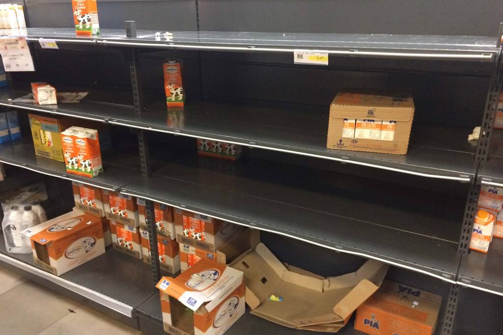 Greve dos caminhoneiros Prateleira com poucos produtos em supermercado de Porto Alegre (RS). Consumidores reclamam da falta de alguns itens nos comércios, causada pela greve dos caminhoneiros - 24/05/2018