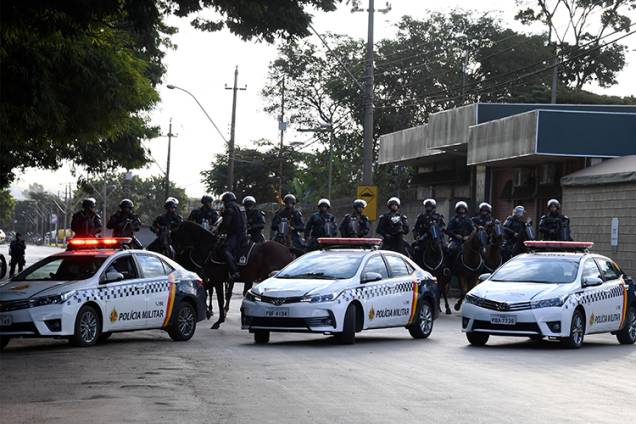 Policiais realizam cordão próximo de base de distribuição de combustíveis, em Brasília (DF) - 24/05/2018 Policiais realizam cordão próximo de base de distribuição de combustíveis, em Brasília (DF) - 24/05/2018