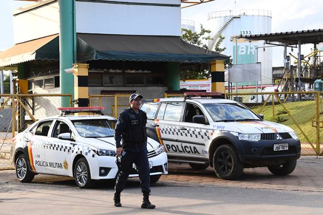 Policiais realizam cordão próximo de base de distribuição de combustíveis, em Brasília (DF) - 24/05/2018 Policiais realizam cordão próximo de base de distribuição de combustíveis, em Brasília (DF) - 24/05/2018