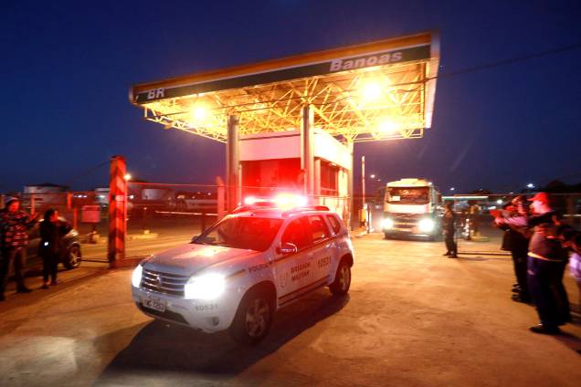 Polícia Militar acompanha caminhões transportando gasolina de um posto em Canoas (RS) - 26/05/2018 Polícia Militar acompanha caminhões transportando gasolina de um posto em Canoas (RS) - 26/05/2018