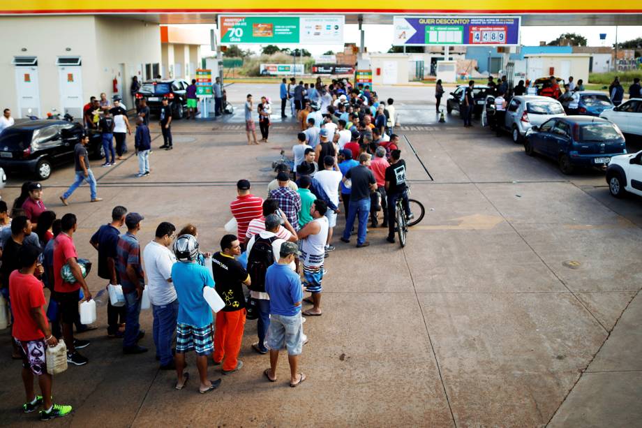 Pessoas fazem fila para encher galões em posto de combustíveis, na cidade de Luziânia (GO), durante o quinto dia da greve dos caminhoneiros - 25/05/2018