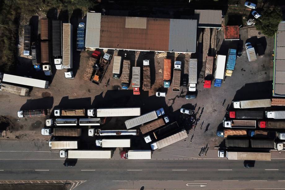 Vista aérea mostra bloqueio de caminhões na BR-262, na cidade de Juatuba (MG) - 25/05/2018