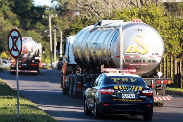 Viaturas da Polícia Rodoviária Federal (PRF) escoltam dois caminhões de combustíveis, em Porto Alegre (RS) - 25/05/2018 Viaturas da Polícia Rodoviária Federal (PRF) escoltam dois caminhões de combustíveis, em Porto Alegre (RS) - 25/05/2018