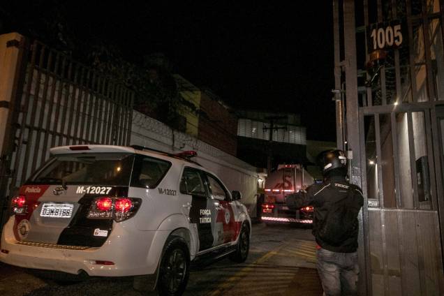 Comboio de caminhões tanques são escoltados por viaturas da Polícia Militar, levando querosene do aeroporto de Cumbica para o aeroporto de Congonhas, na zona sul de São Paulo durante a madrugada - 25/05/2018 Comboio de caminhões tanques são escoltados por viaturas da Polícia Militar, levando querosene do aeroporto de Cumbica para o aeroporto de Congonhas, na zona sul de São Paulo durante a madrugada - 25/05/2018