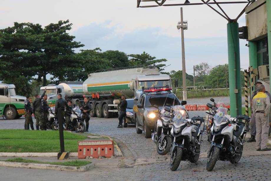 Homens da Polícia do Exército garantem saída de caminhão-tanque de refinaria da Petrobras, na Baixada Fluminense - 25/05/2018