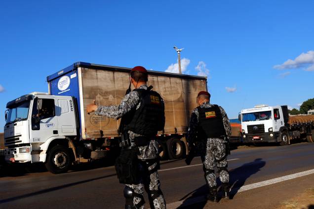 Membros da Força de Segurança Nacional trabalham na tentativa de desobstruir a rodovia BR-04 em Luziania (GO) - 26/05/2018 Membros da Força de Segurança Nacional trabalham na tentativa de desobstruir a rodovia BR-04 em Luziania (GO) - 26/05/2018