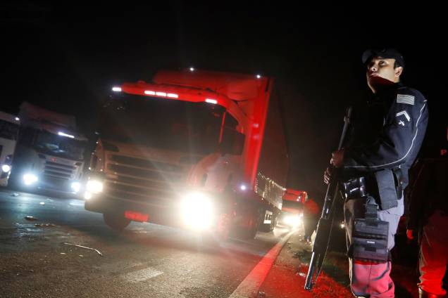 Policiais assumem posição depois de ordenar que caminhoneiros desobstruam a rodovia Anchieta em São Bernardo do Campo (SP) - 26/05/2018 Policiais assumem posição depois de ordenar que caminhoneiros desobstruam a rodovia Anchieta em São Bernardo do Campo (SP) - 26/05/2018