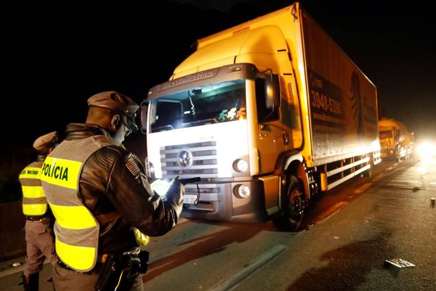 Policiais assumem posição depois de ordenar que caminhoneiros desobstruam a rodovia Anchieta em São Bernardo do Campo (SP) - 26/05/2018 Policiais assumem posição depois de ordenar que caminhoneiros desobstruam a rodovia Anchieta em São Bernardo do Campo (SP) - 26/05/2018