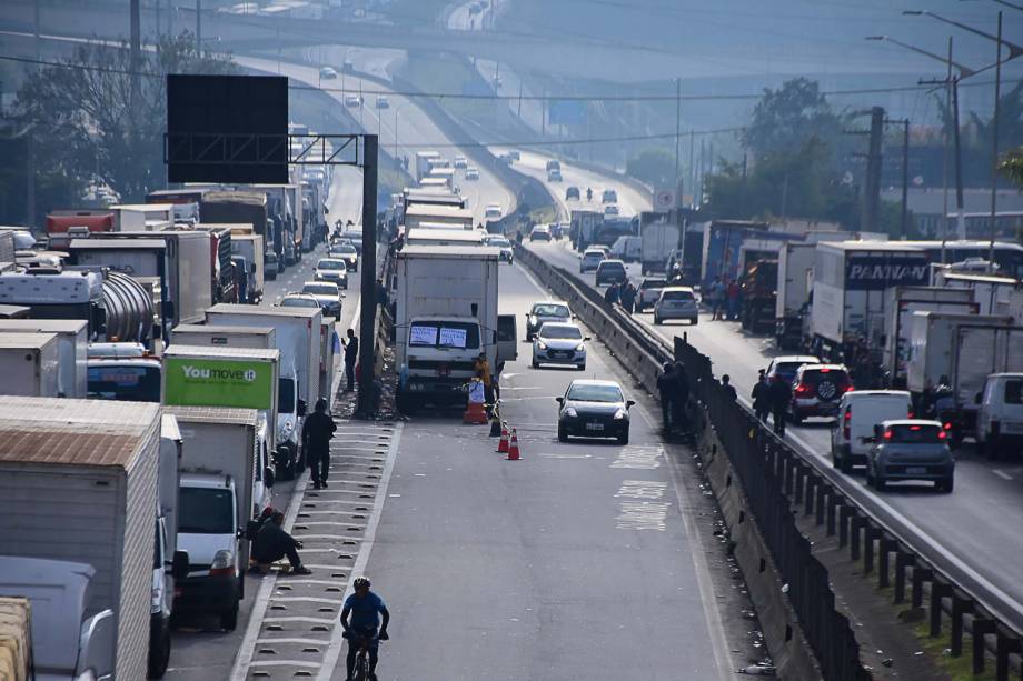 Protesto de caminhoneiros na Rodovia Régis Bittencourt, nos dois sentidos, na altura de Embu das Artes (SP) contra a alta dos preços dos combustíveis. A paralisação chega ao sexto dia neste sábado - 26/05/2018