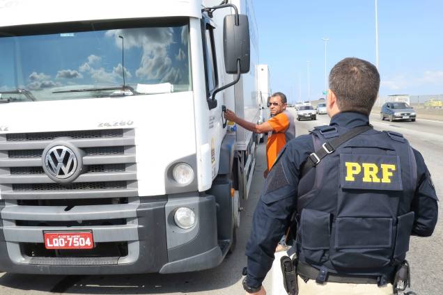 Polícia Rodoviária Federal determina aos caminhoneiros que estão parados no acostamento da BR-040, em frente à Refinaria Duque de Caxias (Reduc), que retirem os caminhões - 26/05/2018 Polícia Rodoviária Federal determina aos caminhoneiros que estão parados no acostamento da BR-040, em frente à Refinaria Duque de Caxias (Reduc), que retirem os caminhões - 26/05/2018