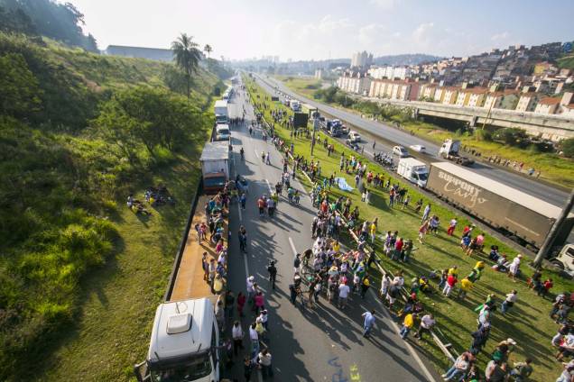 Manifestantes se juntam aos caminhoneiros na rodovia Anchieta, altura do km 23, no sentido litoral, durante protesto contra a alta no preço do diesel durante sétimo dia de paralisação - 27/05/2018 Manifestantes se juntam aos caminhoneiros na rodovia Anchieta, altura do km 23, no sentido litoral, durante protesto contra a alta no preço do diesel durante sétimo dia de paralisação - 27/05/2018