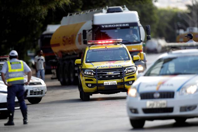 Policiais militares escoltam um caminhão que transporta combustível em Brasília - 27/05/2018 Policiais militares escoltam um caminhão que transporta combustível em Brasília - 27/05/2018